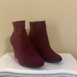 👢Burgundy Suede Wedge Booties👢